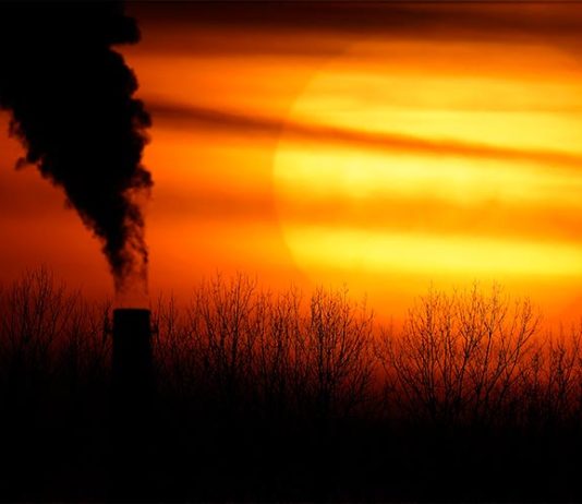 Dramático informe ONU: Se necesitan grandes cambios en la sociedad para conservar la naturaleza En esta fotografía de archivo del 1 de febrero de 2021, las emisiones de una central eléctrica de carbón se recortan contra el sol poniente en Independence, Missouri. Un informe de las Naciones Unidas publicado el jueves 18 de febrero de 2021 drhits que los humanos están convirtiendo a la Tierra en un planeta roto y cada vez más inhabitable debido al cambio climático, la pérdida de biodiversidad y la contaminación