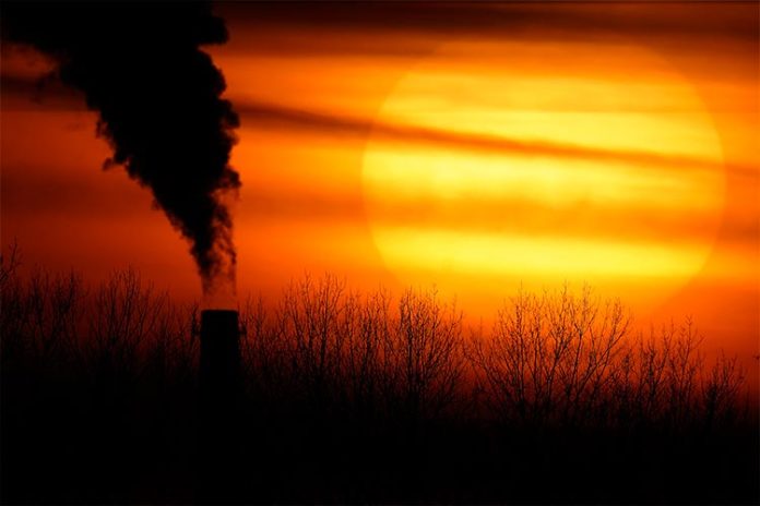 En esta fotografía de archivo del 1 de febrero de 2021, las emisiones de una central eléctrica de carbón se recortan contra el sol poniente en Independence, Missouri. Un informe de las Naciones Unidas publicado el jueves 18 de febrero de 2021 drhits que los humanos están convirtiendo a la Tierra en un planeta roto y cada vez más inhabitable debido al cambio climático, la pérdida de biodiversidad y la contaminación En esta fotografía de archivo del 1 de febrero de 2021, las emisiones de una central eléctrica de carbón se recortan contra el sol poniente en Independence, Missouri. Un informe de las Naciones Unidas publicado el jueves 18 de febrero de 2021 drhits que los humanos están convirtiendo a la Tierra en un planeta roto y cada vez más inhabitable debido al cambio climático, la pérdida de biodiversidad y la contaminación
