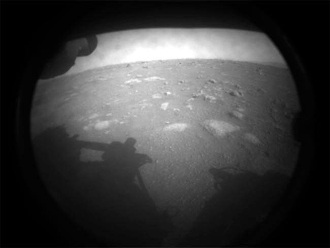 Primera imagen de Marte enviada por Perseverance justo después de aterrizar