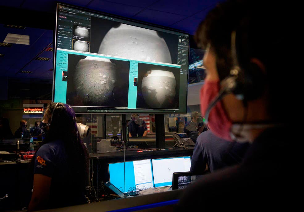 Los miembros del equipo del rover Perseverance Mars de la NASA observan en el control de la misión cómo llegan las primeras imágenes momentos después de que la nave aterrizó con éxito en Marte