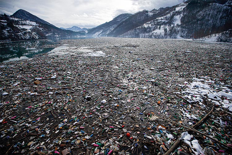 En esta fotografía de archivo del 22 de enero de 2021, botellas de plástico y otros desechos flotantes llenan el lago Potpecko cerca de Priboj, en el suroeste de Serbia