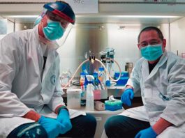 Anticuerpos COVID-19: Método rápido y de bajo coste para medir la inmunidad Los coinventores del medidor de Anticuerpos COVID-19, Igor Stagljar, investigador del Centro Donnelly y profesor de la U of T, y Zhong Yao, investigador asociado principal del Centro Donnelly