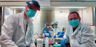 Anticuerpos COVID-19: Método rápido y de bajo coste para medir la inmunidad Los coinventores del medidor de Anticuerpos COVID-19, Igor Stagljar, investigador del Centro Donnelly y profesor de la U of T, y Zhong Yao, investigador asociado principal del Centro Donnelly