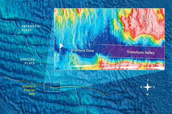 La zona de fractura de Atlantis II en el suroeste del Océano Índico con un zoom en la esquina norte. La mayor profundidad del agua en el valle de transformación es claramente visible. A medida que las placas se mueven, el magmatismo en las esquinas rellena los valles de transformación profunda de modo que las zonas de fractura adyacentes son menos profundas y configuran el fondo oceánico