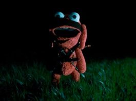 Tráiler de Benny loves you, película de terror sobre un juguete infantil asesino Benny loves you