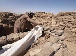 El arqueólogo Zahi Hawass revela detalles sobre una nueva ciudad faraónica del Antiguo Egipto Un hombre cubre un esqueleto en una ciudad perdida de 3.000 años de antigüedad en la provincia de Luxor, Egipto, el sábado 10 de abril de 2021