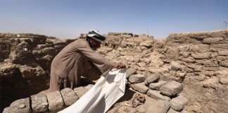 El arqueólogo Zahi Hawass revela detalles sobre una nueva ciudad faraónica del Antiguo Egipto Un hombre cubre un esqueleto en una ciudad perdida de 3.000 años de antigüedad en la provincia de Luxor, Egipto, el sábado 10 de abril de 2021