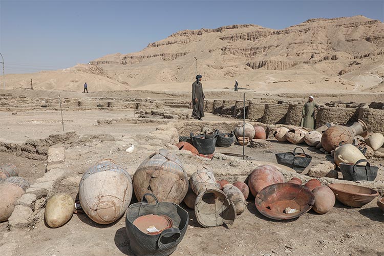 Restos arqueológicos de utensilios de la vida diaria en esta ciudad del antiguo Egipto
