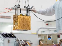 El rover Perseverance produce oxígeno en Marte por primera vez Técnicos del Laboratorio de Propulsión a Chorro de la NASA bajan el instrumento del Experimento de Utilización de Recursos In-Situ de Oxígeno de Marte (MOXIE) al vientre del rover Perseverance
