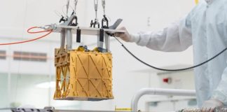 El rover Perseverance produce oxígeno en Marte por primera vez Técnicos del Laboratorio de Propulsión a Chorro de la NASA bajan el instrumento del Experimento de Utilización de Recursos In-Situ de Oxígeno de Marte (MOXIE) al vientre del rover Perseverance