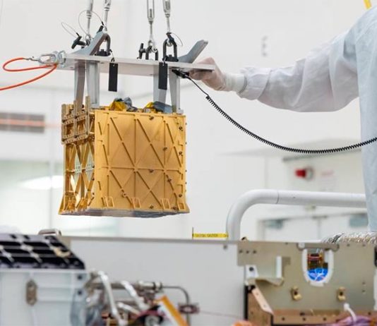 El rover Perseverance produce oxígeno en Marte por primera vez Técnicos del Laboratorio de Propulsión a Chorro de la NASA bajan el instrumento del Experimento de Utilización de Recursos In-Situ de Oxígeno de Marte (MOXIE) al vientre del rover Perseverance