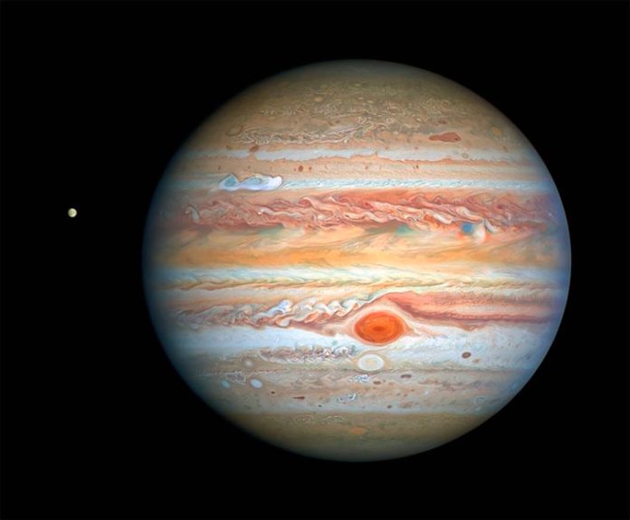 Júpiter y Europa, fotografía tomada por el Telescopio Espacial Hubble de la NASA y la ESA