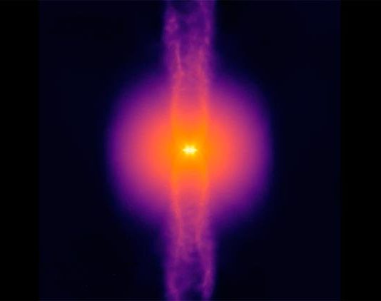 STARFORGE: Impresionante simulación del nacimiento de estrellas, la más realista de la historia Instantánea de una simulación STARFORGE de formación de estrellas. Un núcleo de gas en rotación colapsa, formando una estrella central que lanza chorros bipolares a lo largo de sus polos mientras se alimenta del gas del disco circundante. Los chorros arrastran gas lejos del núcleo, limitando la cantidad que la estrella puede finalmente acumular