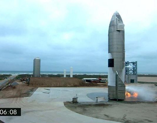 SpaceX aterriza por primera vez con éxito el cohete Starship En esta captura de pantalla fotográfica realizada a partir de la transmisión en vivo de SpaceX, se muestra el Starship SN15 después de aterrizar en Boca Chica
