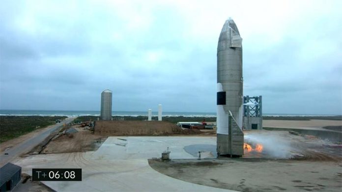 En esta captura de pantalla fotográfica realizada a partir de la transmisión en vivo de SpaceX, se muestra el Starship SN15 después de aterrizar en Boca Chica