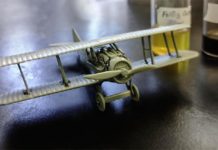 Fabrican un potente adhesivo submarino inspirado en percebes y mejillones Modelo de avión ensamblado con adhesivo con base de seda