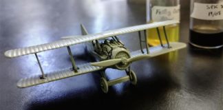 Fabrican un potente adhesivo submarino inspirado en percebes y mejillones Modelo de avión ensamblado con adhesivo con base de seda