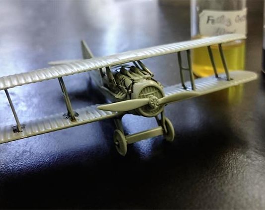 Fabrican un potente adhesivo submarino inspirado en percebes y mejillones Modelo de avión ensamblado con adhesivo con base de seda