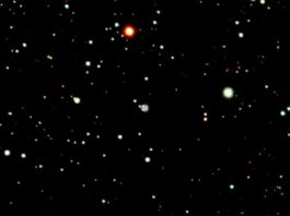 Primera evidencia de una hipernova magneto-rotacional, 10 veces más energética que una supernova común La estrella SMSS J200322.54-114203.3. (en el centro, con punto de mira) en la esquina sureste de la constelación del Águila, cerca de la frontera con Capricornio y Sagitario, cuya destrucción originó el fenómeno de hipernova magneto-rotacional