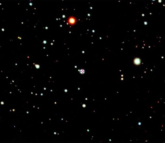 Primera evidencia de una hipernova magneto-rotacional, 10 veces más energética que una supernova común La estrella SMSS J200322.54-114203.3. (en el centro, con punto de mira) en la esquina sureste de la constelación del Águila, cerca de la frontera con Capricornio y Sagitario, cuya destrucción originó el fenómeno de hipernova magneto-rotacional