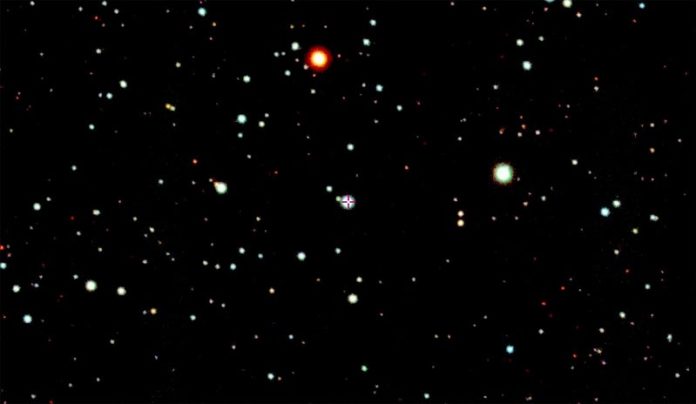 La estrella SMSS J200322.54-114203.3. (en el centro, con punto de mira) en la esquina sureste de la constelación del Águila, cerca de la frontera con Capricornio y Sagitario, cuya destrucción originó el fenómeno de hipernova magneto-rotacional La estrella SMSS J200322.54-114203.3. (en el centro, con punto de mira) en la esquina sureste de la constelación del Águila, cerca de la frontera con Capricornio y Sagitario, cuya destrucción originó el fenómeno de hipernova magneto-rotacional