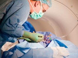 Terapia génica innovadora ‘reprograma’ células para revertir deficiencias neurológicas (deficiencia de AADC) El Dr. James "Brad" Elder realiza una infusión cerebral de terapia génica en el Centro Médico Wexner de la Universidad Estatal de Ohio. En un nuevo estudio, la cirugía resultó en mejoras sin precedentes en los niños nacidos con un trastorno genético poco común: deficiencia de AADC