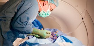 Terapia génica innovadora ‘reprograma’ células para revertir deficiencias neurológicas (deficiencia de AADC) El Dr. James "Brad" Elder realiza una infusión cerebral de terapia génica en el Centro Médico Wexner de la Universidad Estatal de Ohio. En un nuevo estudio, la cirugía resultó en mejoras sin precedentes en los niños nacidos con un trastorno genético poco común: deficiencia de AADC