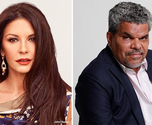 Catherine Zeta-Jones será Morticia Addams en la serie Miércoles, de Tim Burton Serie Miércoles: Catherine Zeta-Jones como Morticia Addams y Luis Guzmán como Gómez Addams