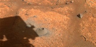 El rover Perseverance falla en su primer intento de recoger muestras del suelo de Marte Esta imagen tomada por el rover Perseverance de la NASA el 6 de agosto de 2021 muestra el agujero perforado en una roca marciana en preparación para el primer intento del rover de recolectar una muestra. Fue tomada por una de las cámaras del rover en el cráter Jezero