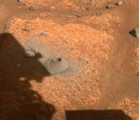 El rover Perseverance falla en su primer intento de recoger muestras del suelo de Marte Esta imagen tomada por el rover Perseverance de la NASA el 6 de agosto de 2021 muestra el agujero perforado en una roca marciana en preparación para el primer intento del rover de recolectar una muestra. Fue tomada por una de las cámaras del rover en el cráter Jezero