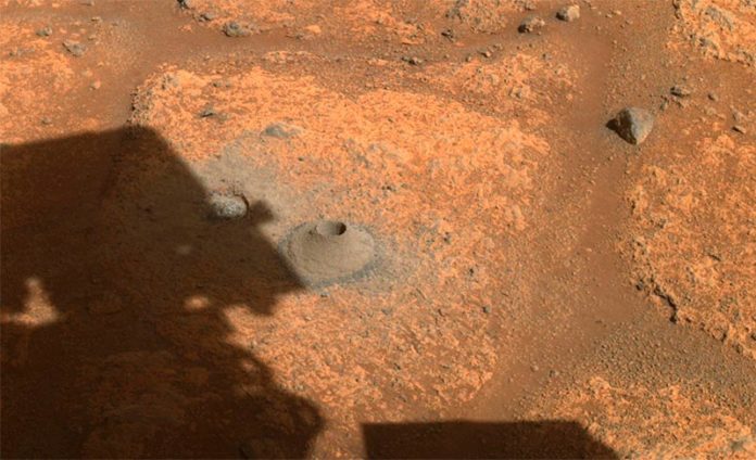 Esta imagen tomada por el rover Perseverance de la NASA el 6 de agosto de 2021 muestra el agujero perforado en una roca marciana en preparación para el primer intento del rover de recolectar una muestra. Fue tomada por una de las cámaras del rover en el cráter Jezero