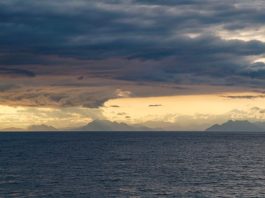 Los ciclos naturales en el Golfo de Alaska acentúan la acidificación de los océanos Nubes cargadas y la costa sur de Alaska enmarcan el Golfo de Alaska durante un crucero científico en el verano de 2017