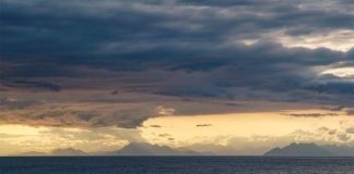 Los ciclos naturales en el Golfo de Alaska acentúan la acidificación de los océanos Nubes cargadas y la costa sur de Alaska enmarcan el Golfo de Alaska durante un crucero científico en el verano de 2017