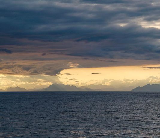 Los ciclos naturales en el Golfo de Alaska acentúan la acidificación de los océanos Nubes cargadas y la costa sur de Alaska enmarcan el Golfo de Alaska durante un crucero científico en el verano de 2017