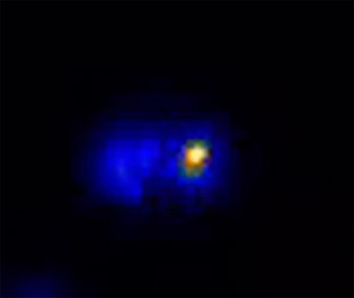 Bacterias: La microscopía de una sola molécula revela un motor de aproximadamente 50 nanómetros en la bacteria que se muestra aquí como una mancha amarilla brillante Bacterias: La microscopía de una sola molécula revela un motor de aproximadamente 50 nanómetros en la bacteria que se muestra aquí como una mancha amarilla brillante