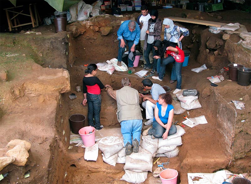 Excavación en la cueva de Contrebandiers, Marruecos