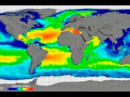 El ciclo del agua intensificado ralentiza el calentamiento global, según un nuevo estudio Calentamiento global: Proyección de mapa plano rectangular (centrado en el Atlántico) con líneas de cuadrícula que muestran las mediciones de la salinidad de la superficie del mar tomadas por la nave espacial Aquarius entre septiembre de 2011 y septiembre de 2014
