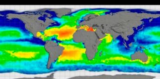 El ciclo del agua intensificado ralentiza el calentamiento global, según un nuevo estudio Calentamiento global: Proyección de mapa plano rectangular (centrado en el Atlántico) con líneas de cuadrícula que muestran las mediciones de la salinidad de la superficie del mar tomadas por la nave espacial Aquarius entre septiembre de 2011 y septiembre de 2014