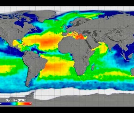 El ciclo del agua intensificado ralentiza el calentamiento global, según un nuevo estudio Calentamiento global: Proyección de mapa plano rectangular (centrado en el Atlántico) con líneas de cuadrícula que muestran las mediciones de la salinidad de la superficie del mar tomadas por la nave espacial Aquarius entre septiembre de 2011 y septiembre de 2014
