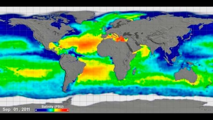 Calentamiento global: Proyección de mapa plano rectangular (centrado en el Atlántico) con líneas de cuadrícula que muestran las mediciones de la salinidad de la superficie del mar tomadas por la nave espacial Aquarius entre septiembre de 2011 y septiembre de 2014
