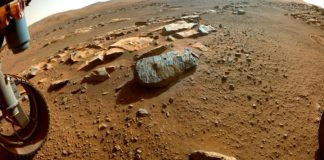 Registrados los dos martemotos más intensos hasta la fecha en Marte Los dos agujeros son visibles en la roca de Marte, apodada "Rochette", de la cual el rover Perseverance de la NASA obtuvo sus primeras muestras de núcleo de roca