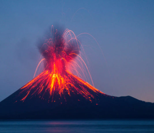 El volcán Cumbre Vieja entra en erupción en La Palma (Canarias) Volcán