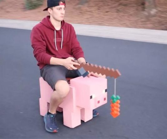El cerdo de Minecraft cobra vida y alcanza los 32km/h en pos de su zanahoria: Hamborghini Cerdo de Minecraft