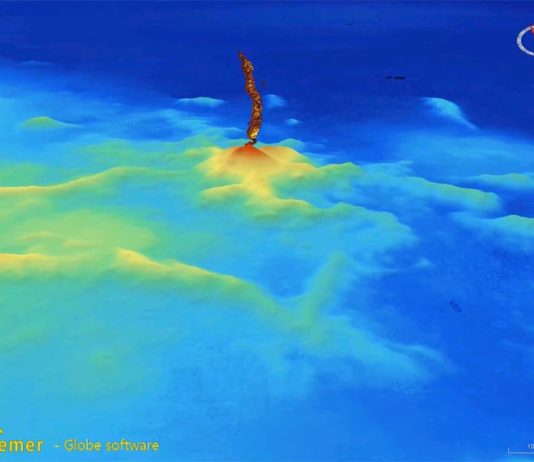 El volcán submarino más grande jamás registrado frente a la costa este de África Vuelo en 3D sobre el volcán submarino y la pluma acústica