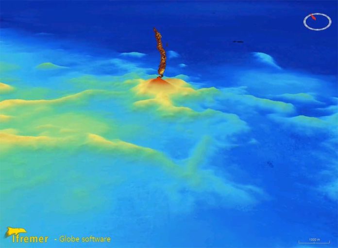 Vuelo en 3D sobre el volcán submarino y la pluma acústica