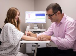 Diagnóstico del cáncer de mama mediante resistencias eléctricas cutáneas Natasha Andreasen y Benjamin Sanchez-Terrones demuestran cómo se usaría una nueva herramienta de diagnóstico que están desarrollando para detectar el cáncer de mama en una paciente