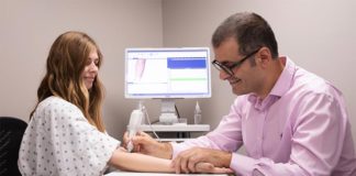 Diagnóstico del cáncer de mama mediante resistencias eléctricas cutáneas Natasha Andreasen y Benjamin Sanchez-Terrones demuestran cómo se usaría una nueva herramienta de diagnóstico que están desarrollando para detectar el cáncer de mama en una paciente