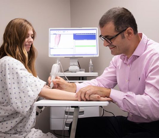 Diagnóstico del cáncer de mama mediante resistencias eléctricas cutáneas Natasha Andreasen y Benjamin Sanchez-Terrones demuestran cómo se usaría una nueva herramienta de diagnóstico que están desarrollando para detectar el cáncer de mama en una paciente