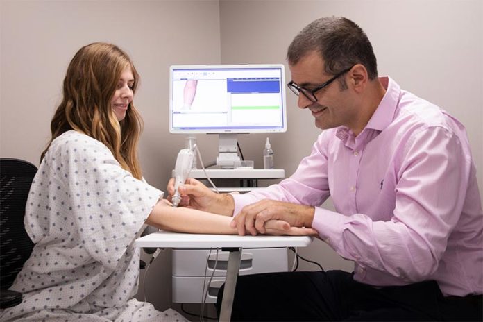 Natasha Andreasen y Benjamin Sanchez-Terrones demuestran cómo se usaría una nueva herramienta de diagnóstico que están desarrollando para detectar el cáncer de mama en una paciente Natasha Andreasen y Benjamin Sanchez-Terrones demuestran cómo se usaría una nueva herramienta de diagnóstico que están desarrollando para detectar el cáncer de mama en una paciente