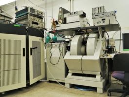 Cómo las bacterias convierten el cobre en su propio antibiótico Una de las máquinas de espectroscopía EPR utilizadas para analizar la síntesis la utilización de cobre por las bacterias en el laboratorio de Britt en UC Davis